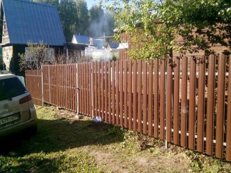 Забор из металлического штакетника по метражу в Москве