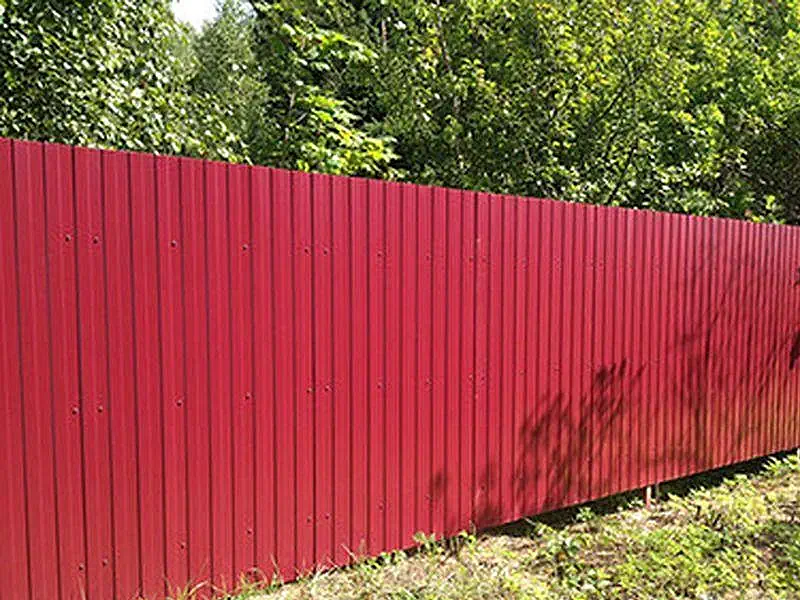 Бордовый забор из профнастила в Москве