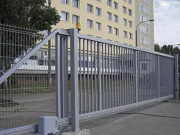 Сварные заборы с откатными воротами в Москве