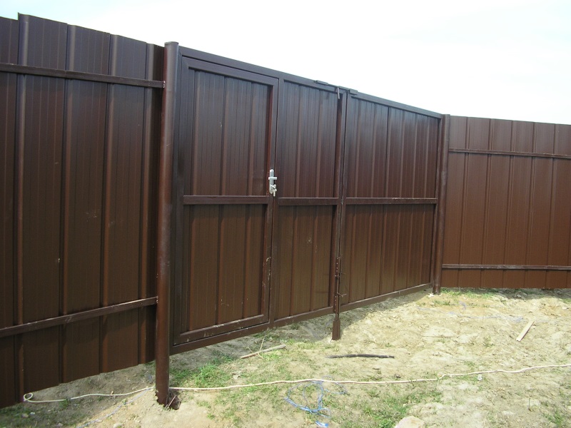 Забор из профнастила с распашными воротами в Москве