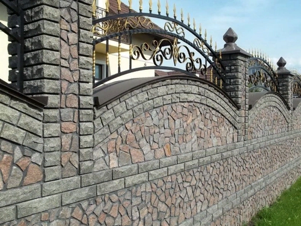 Каменный забор для частных домов в Москве