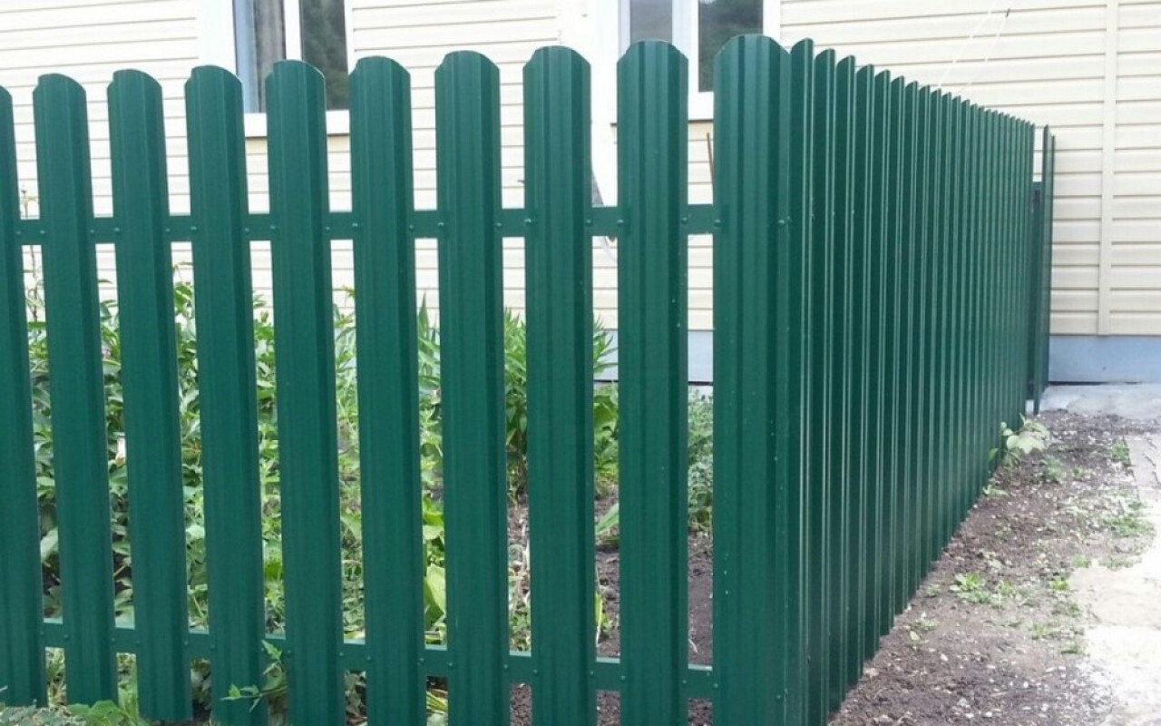Зеленый забор из металлического штакетника в Москве