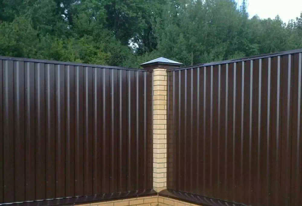 Шоколадный (коричневый) забор из профнастила в Москве