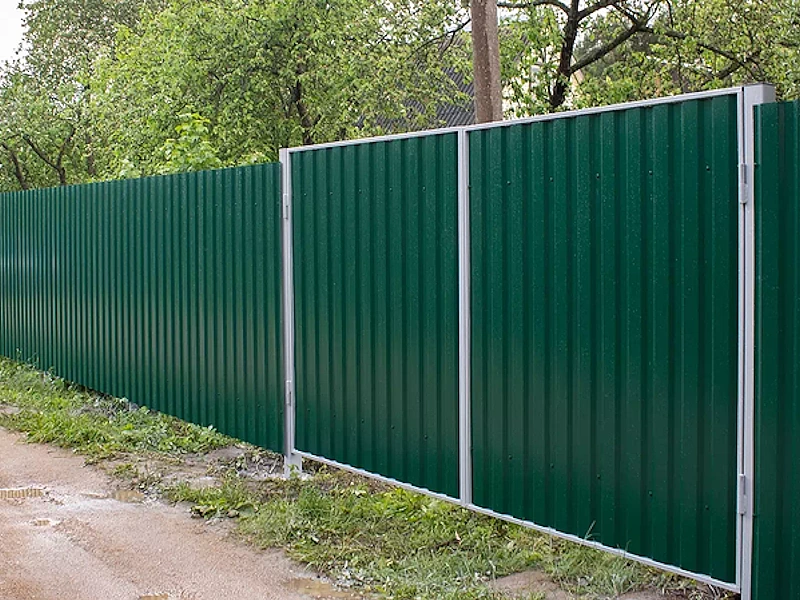 Зеленый забор из профнастила в Москве