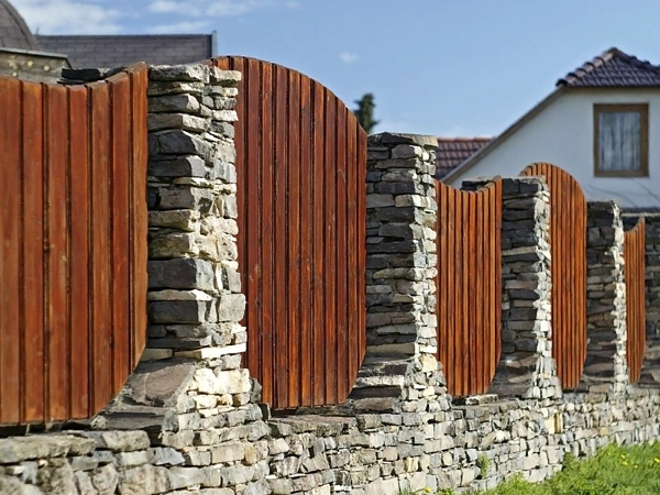 Каменно-деревянный забор в Москве