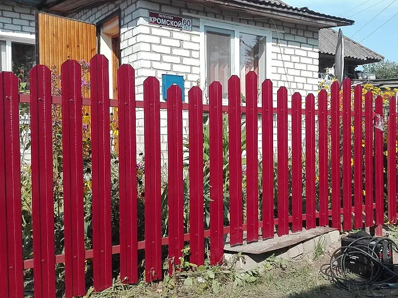 Бордовый забор из металлического штакетника в Москве