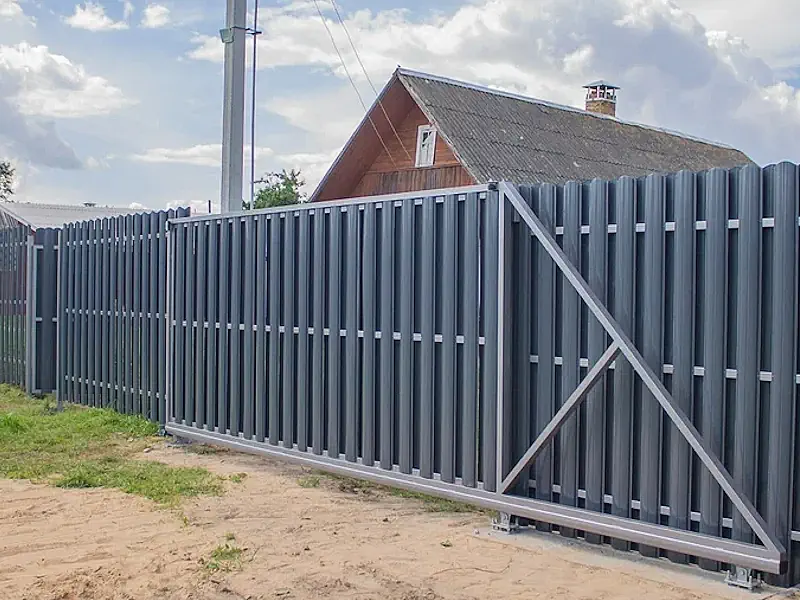 Забор из металлического штакетника с откатными воротами в Москве