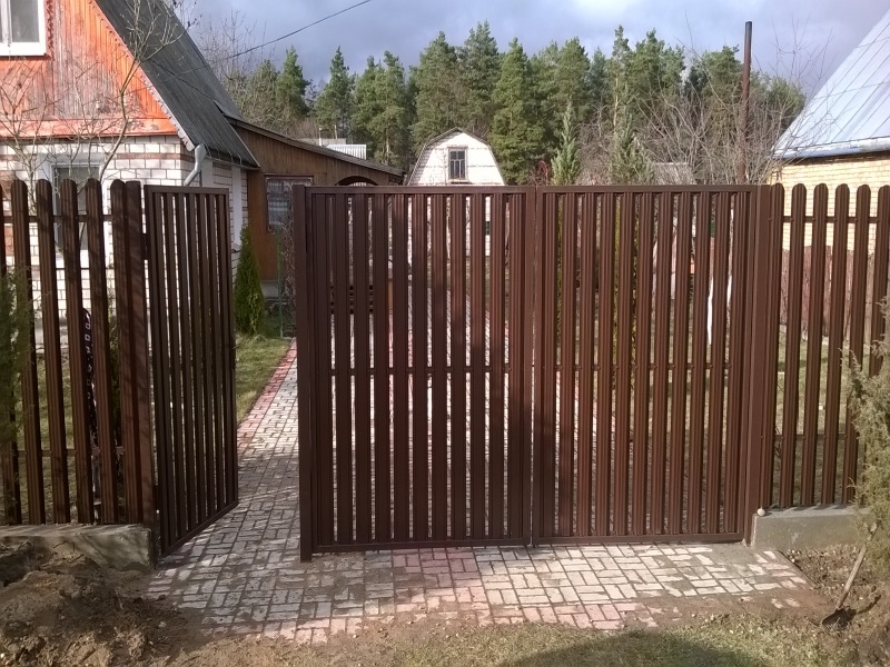 Забор из металлического штакетника с распашными воротами в Москве