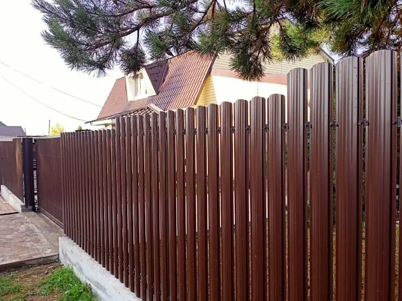Шоколадный (коричневый) забор из металлического штакетника в Москве