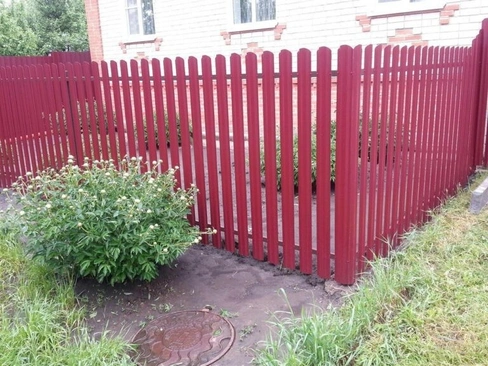 Красный забор из металлического штакетника в Москве