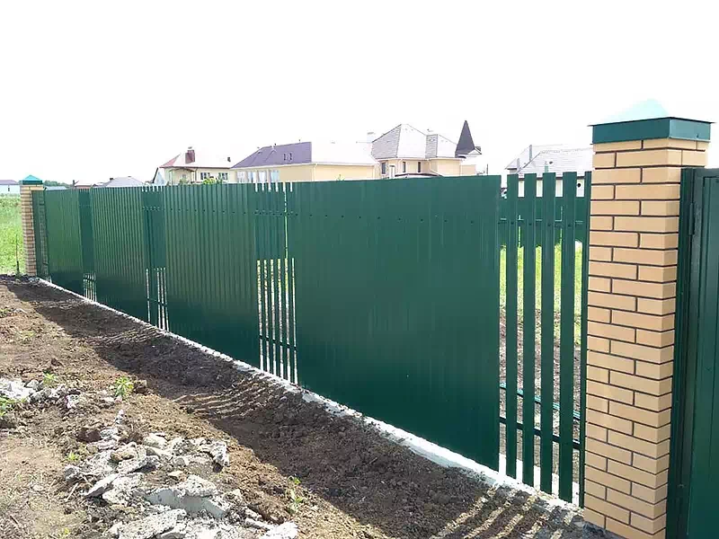 Комбинированный забор из профнастила в Москве