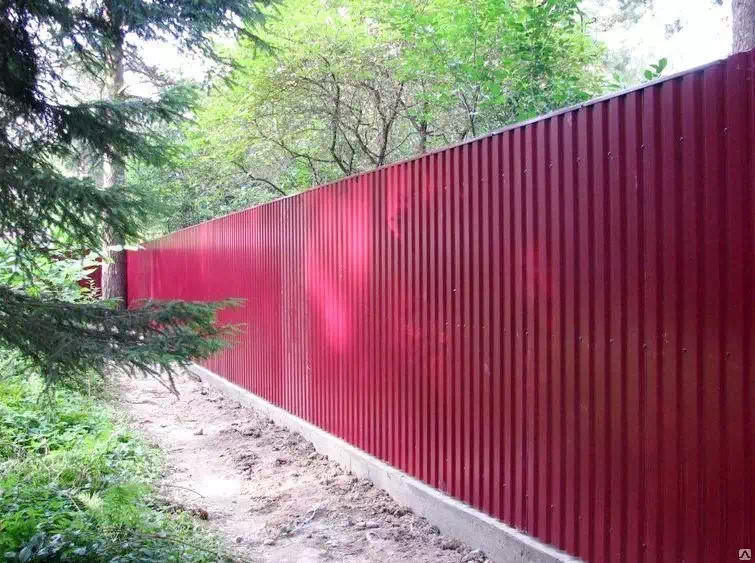 Красный забор из профнастила в Москве