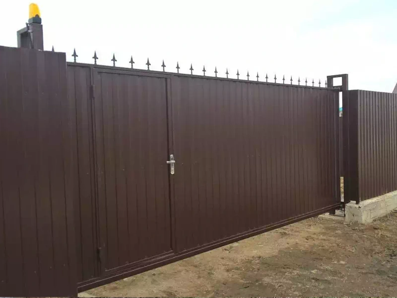 Забор из профнастила с откатными воротами в Москве