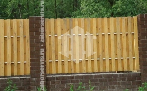 Кирпичный забор с деревом 45 метров