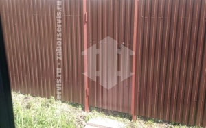 Забор из профнастила с забивными столбами 49 метров коричневый