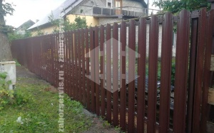 Забор из металлического штакетника коричневый 65 метров