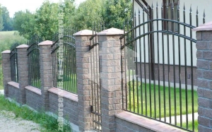 Сварной забор с кирпичными столбами 78 метров