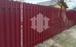 Забор из металлического штакетника красный 80 метров