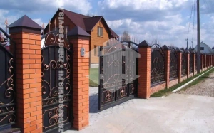 Кованый забор с откатными воротами 45 метров