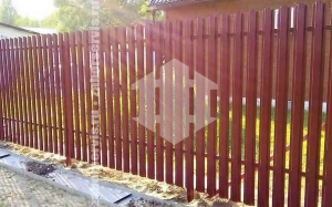 Забор из металлического штакетника красный 43 метра