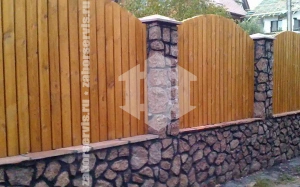 Каменный забор для частного дома 85 метров