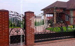 Кованый забор с распашными воротами 55 метров