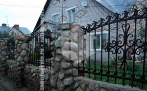 Каменный забор с ковкой 65 метров
