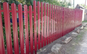 Забор из металлического штакетника красный 77 метров