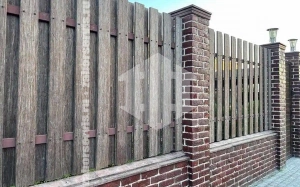 Забор деревянный с кирпичными столбами 30 метров