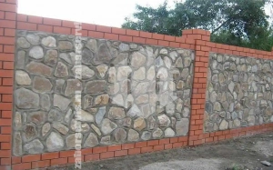 Кирпичный забор с камнем 60 метров