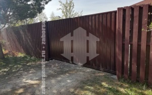 Забор из металлического штакетника с воротами 49 метров
