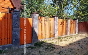 Забор из металлического штакетника на фундаменте красный 63 метра