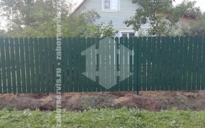 Забор из металлического штакетника для дома