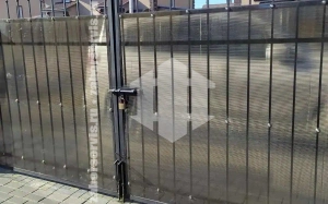 Заборы из поликарбоната с распашными воротами 70 метров