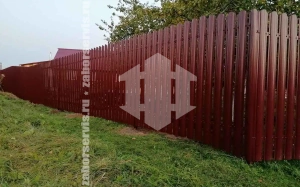 Забор из металлического штакетника красный 90 метров