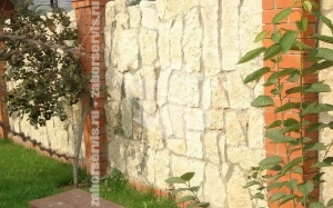 Кирпичный забор с камнем 55 метров