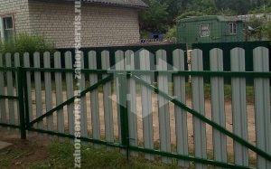 Забор из евроштакетника с забивными столбами 22 метра