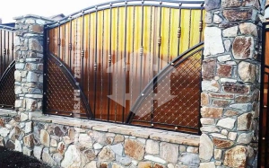 Каменный забор с ковкой 80 метров