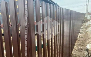 Забор из металлического штакетника коричневый 78 метра