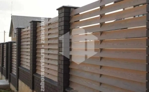 Забор деревянный с кирпичными столбами 55 метров