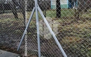 Забор из сетки рабицы на забивных столбах 50 метров