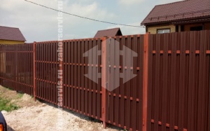 Забор из металлического штакетника с утрамбованным щебнем 53 метра