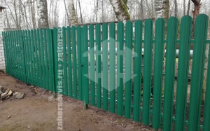 Забор из металлического штакетника зеленый