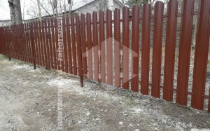 Забор из металлического штакетника коричневый 26 метров