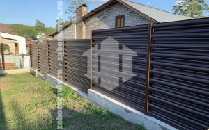Забор из металлического штакетника горизонтальный 95 метров