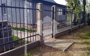 Сварной забор с кирпичными столбами 50 метров