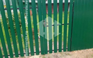 Забор из металлического штакетника с воротами 59 метров