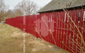 Забор из металлического штакетника для дачи красный 31 метра
