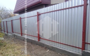 Забор из профнастила на ленточном фундаменте 85 метров