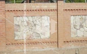 Кирпичный забор с камнем 30 метров